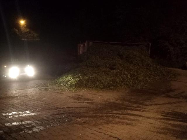 rize de cay yuklu kamyon yola devrildi tonlarca cay yola dokuldu 0