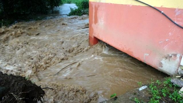 rize de siddetli yagis dereleri tasirdi heyelanlar meydana geldi 0