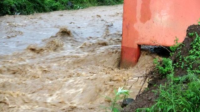 rize de siddetli yagis dereleri tasirdi heyelanlar meydana geldi 1