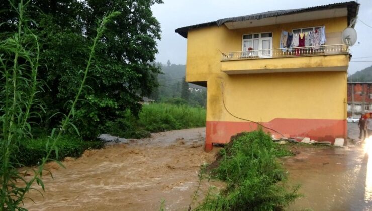 Rize de şiddetli yağış dereleri taşırdı, heyelanlar meydana geldi