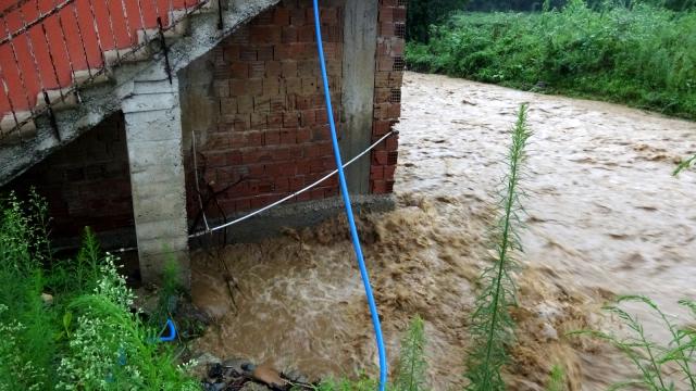 rize de siddetli yagis dereleri tasirdi heyelanlar meydana geldi 2