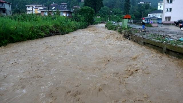 rize de siddetli yagis dereleri tasirdi heyelanlar meydana geldi 3