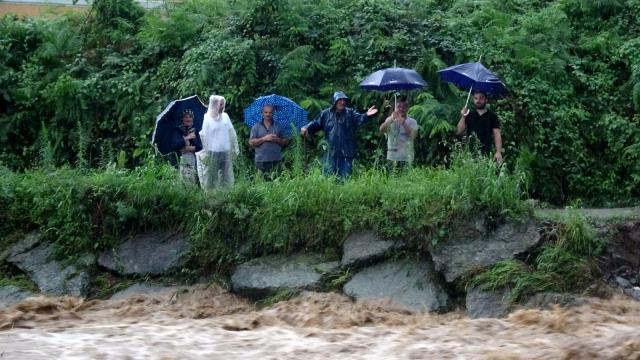 rize de siddetli yagis dereleri tasirdi heyelanlar meydana geldi 4