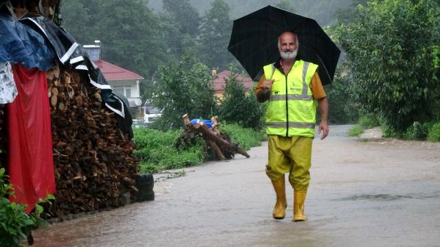 rize de siddetli yagis dereleri tasirdi heyelanlar meydana geldi 5