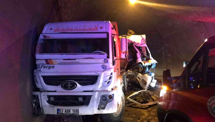 Rize’de taş yüklü kamyon taş yüklü kamyona çarptı: 1 yaralı