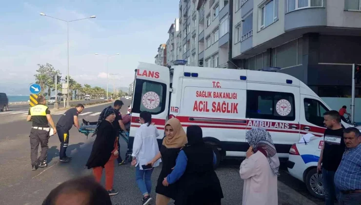 Motosikletin kadına çarptığı kaza kamerada: 2 yaralı