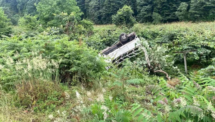 Rize’de kamyonet yol kenarına devrildi: 3’ü ağır 5 kişi yaralı