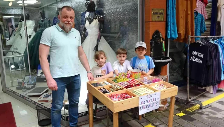 Rize’nin ‘Şen ortakları’ açtıkları tezgah ile herkesin ilgi odağı oldular