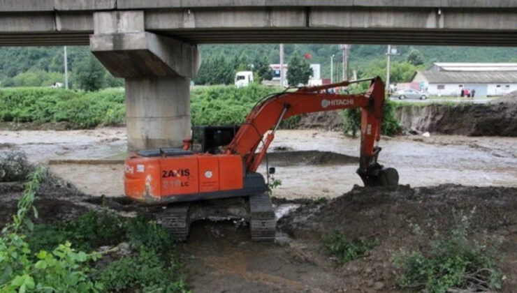 Sel bölgesinde çalışan iş makinesinin operatörü sele kapıldı