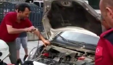 Trabzon’da bir otomobilin motor kısmına giren yılanı itfaiye çıkardı