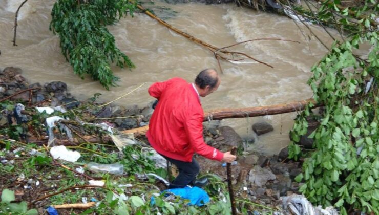 Ordu’da evine gitmek isteyen vatandaş dereden karşıya geçti