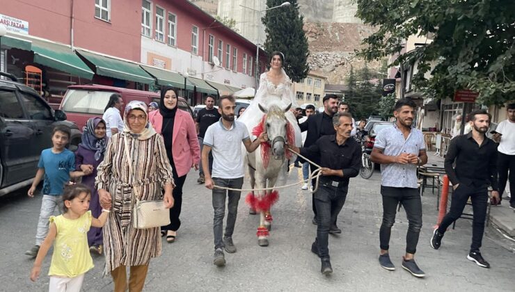 Artvin’de düğününe at üzerinde giden gelin çocukluk hayalini gerçekleştirdi