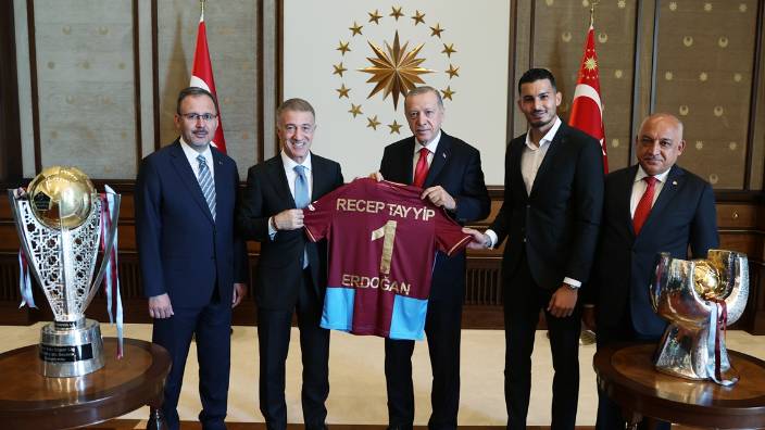 Cumhurbaşkanı Erdoğan Trabzonspor’u kabul etti