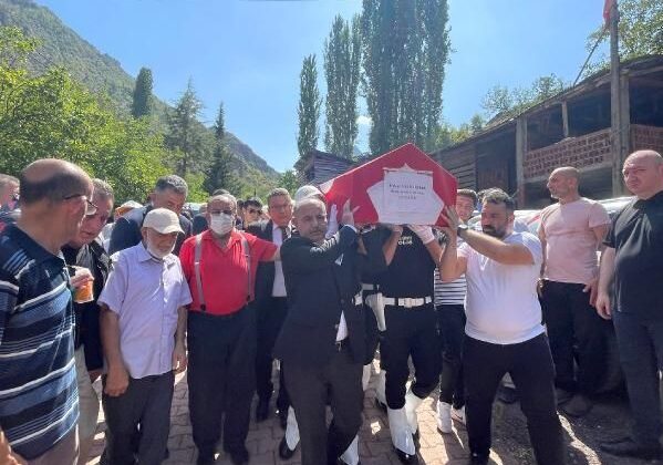 Kazada ölen polis memuru ve eşi Artvin’de toprağa verildi