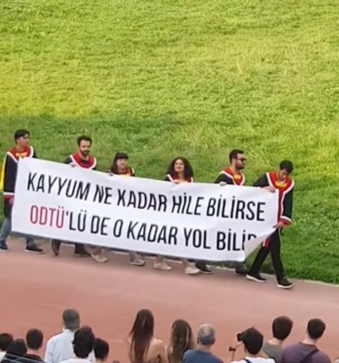 odtude acilan pankartlar dikkat cekti 26