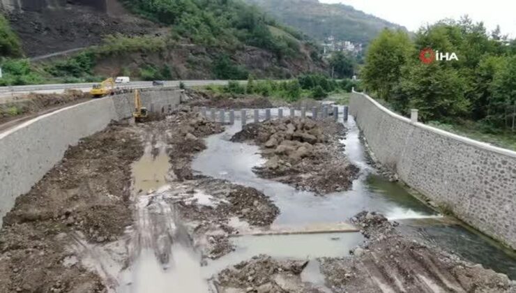 ‘Tırmık’ sel sularının sürüklediği büyük kaya parçaları ve ağaç kütüklerine geçit vermeyecek