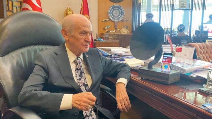 Bahçeli, ismini koyduğu “Efebey” radyosunun ilk yayınını dinledi