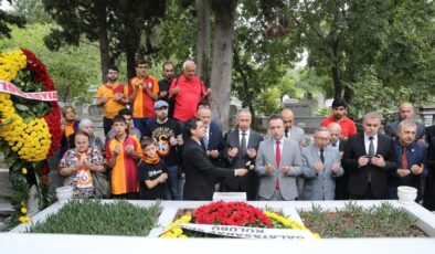 Metin Oktay, kabri başında anıldı