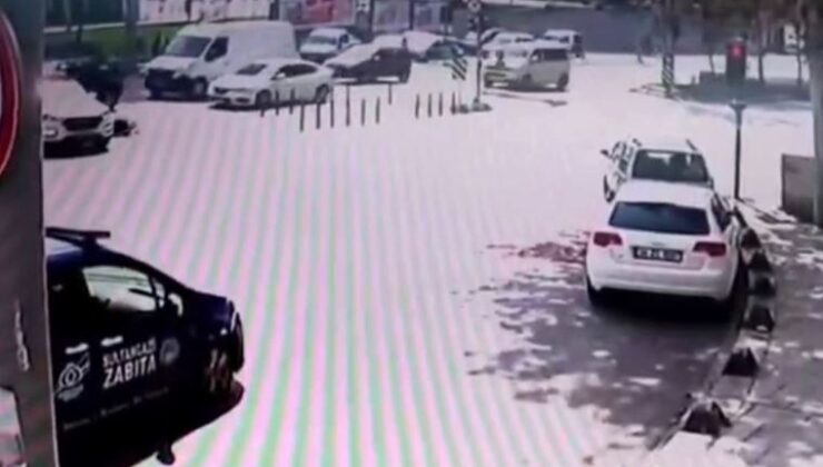 Motor kurye dönüş yapan polis aracına çarptı: Kaza anı kamerada