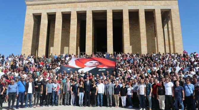 Öğretmenler, ücretlerinin artırılması talebiyle Anıtkabir’e yürüdü