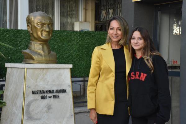 Olcay öğretmen, depremde kendisi gibi evleri yıkılan Ebru’nun eğitim masraflarını üstlendi