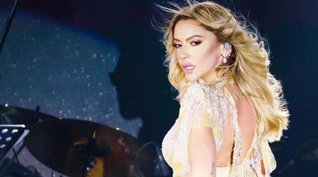 Şarkıcı Hadise, kulisteki bornozlu pozlarını takipçileriyle paylaştı