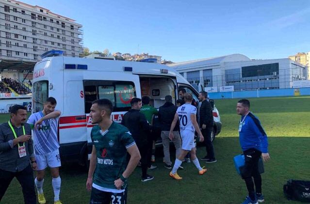 Burnu kırılan futbolcu sahadan ambulans ile çıkartıldı