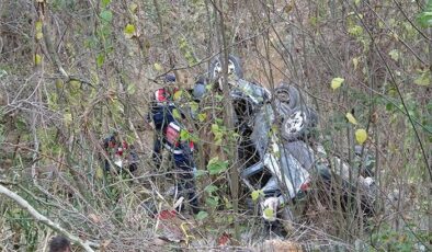 Bursa’da kontrolden çıkan otomobil 15 metre yükseklikten dereye uçtu : 1 ölü 1 yaralı