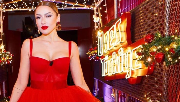 Hadise özüne döndü! Kasığına kadar yırtmaçlı elbiseyle sahneye çıktı, bir de bacağındaki detayı görün