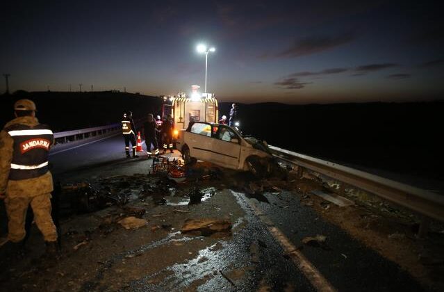 Şanlıurfa’da tırla çarpışan otomobildeki 2 kişi öldü, 1 çocuk yaralandı