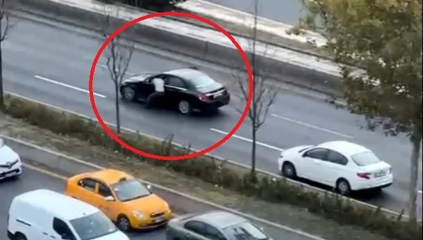 Trafikte sürücü bayıldı, otomobili diğer sürücüler durdurdu