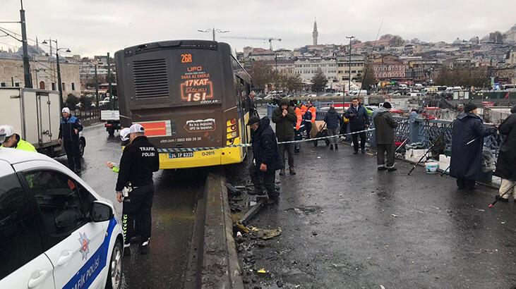 Galata Köprüsü üzerinde İETT otobüsü kaza yaptı: 3 yaralı