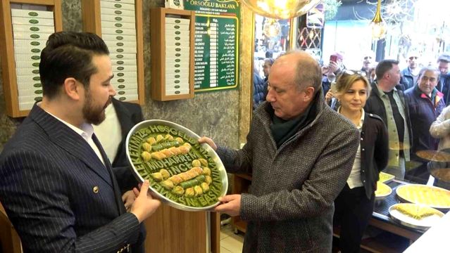 İnce’ye memleketi Yalova’da üzerinde adının yazılı olduğu baklava ikram edildi