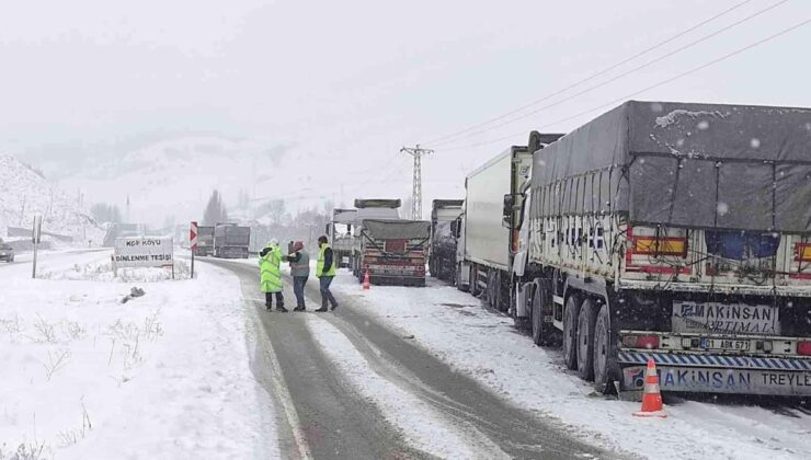 Kar ve tipinin etkili olduğu Kop Dağı güzergahı ağır tonajlı araçlara kapatıldı