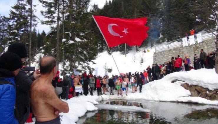 Rize’de Kış Yüzme Şenliği; buz gibi göle girdiler