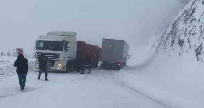 Ağır tonajlı araçlar yolda kaldı, Artvin-Ardahan yolu ulaşıma kapandı