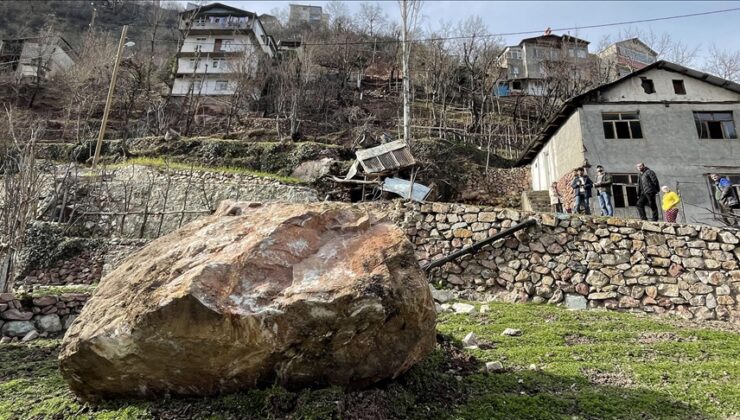 Artvin’de yamaçtan kopan kaya kütlesi su değirmenini yıktı, tarım arazisine zarar verdi