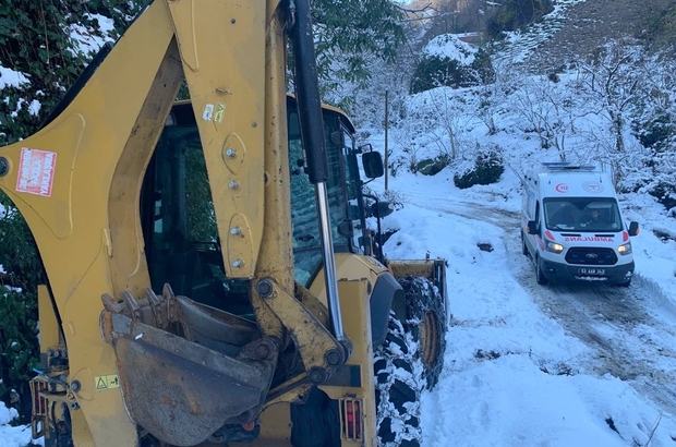 Rize’de yolu kardan kapanan köydeki hasta için ekipler seferber oldu