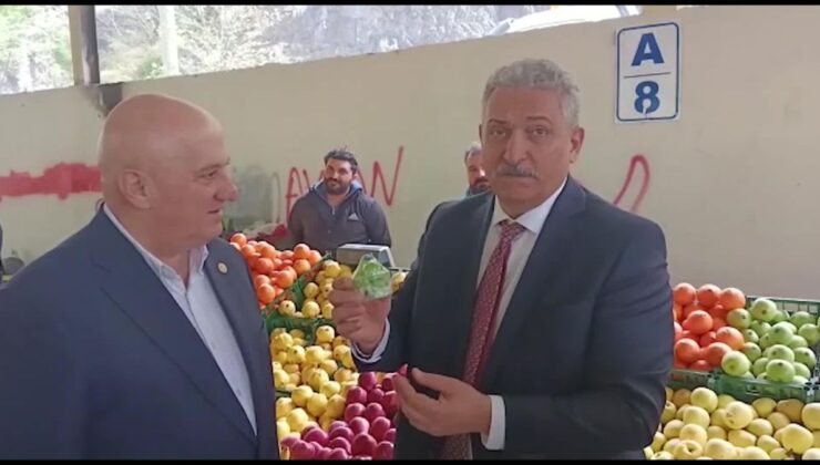 Artvin Borçka’da Pazarcı, 40 TL’lik İçinde 8 Erik Bulunan Paketlere Nazar Boncuğu Taktı