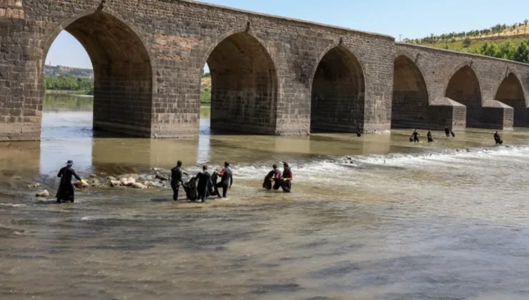 Dalgıçlar Dicle Nehri’nde temizlik yaptı