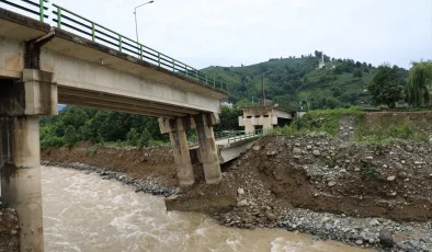 Rize’de köprü çöktü, iki köy arasındaki ulaşım kapandı