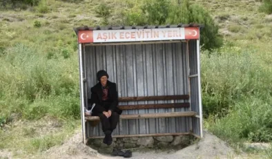 Sevdiği kadını 24 yıldır aynı yerde bekliyor