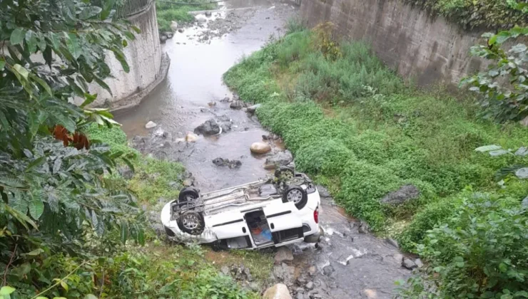 Rize’de dereye yuvarlanan hafif ticari araçtaki 2 kişi yaralandı