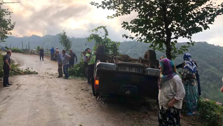 Rize’de takla atan araç uçuruma düşmekten ağaçlar sayesinde kurtuldu