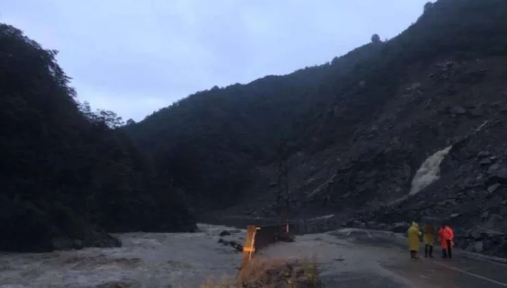 Artvin’i sağanak vurdu… Dereler taştı, yollar ulaşıma kapandı!