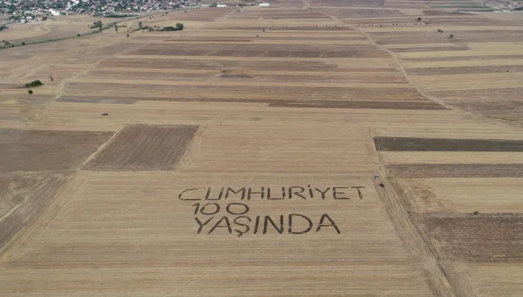 Kırklarelili iki çiftçi tarlaya “Cumhuriyet 100 yaşında” yazdı