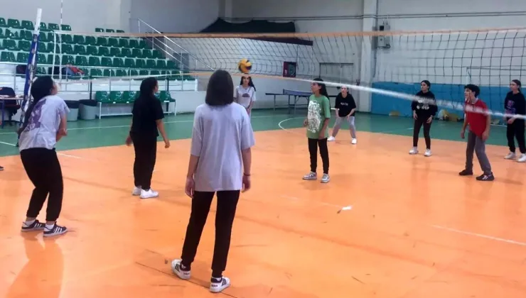 Manisa’da Lise Öğrencilerine Voleybol Kursu Açıldı