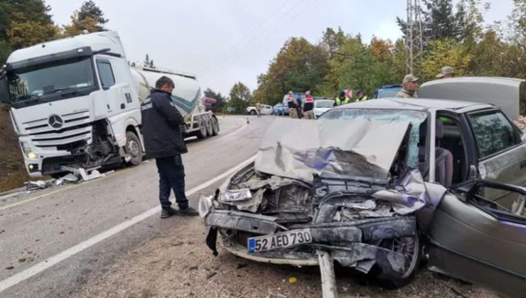 TIR ile otomobil kafa kafaya çarpıştı: 3 ölü, 3 yaralı