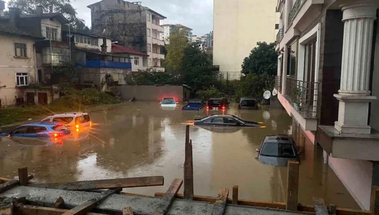 Trabzon’da Şiddetli Yağış Sokakları Göle Çevirdi