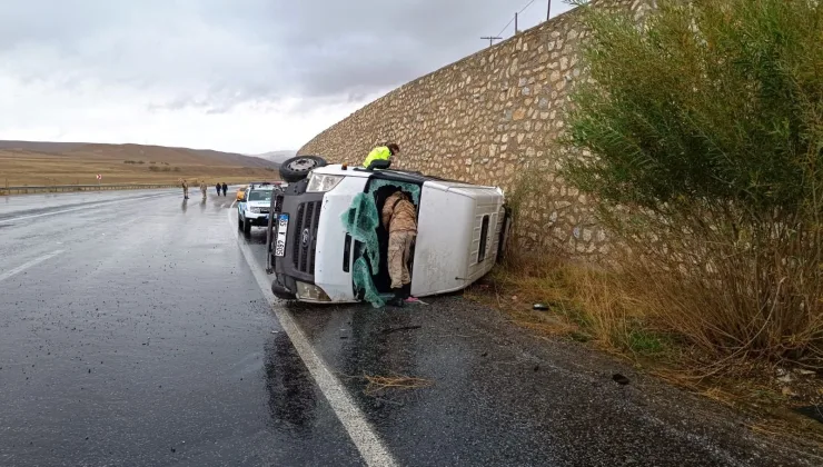 Yolcu minibüsü devrildi: 2’si ağır, 14 yaralı